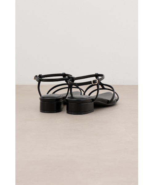 AZUL by moussy（アズールバイマウジー）の「Tストラップローヒールサンダル（サンダル・レディース・シルバー/ブラック・SMALL/MEDIUM/LARGE/LL）」の8枚目の写真