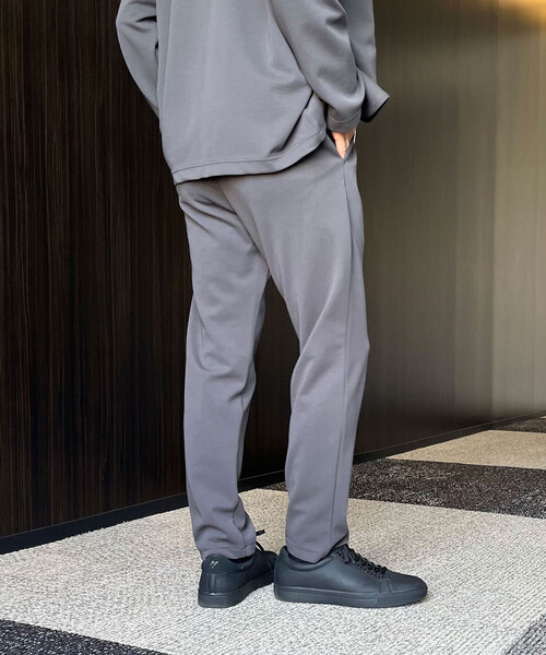 COMME CA ISM(コムサイズム)の「【セットアップ対応】サマージャージ テーパードパンツ(スラックス・メンズ・チャコール/ブラック・SMALL/MEDIUM/LARGE)」の4枚目の写真