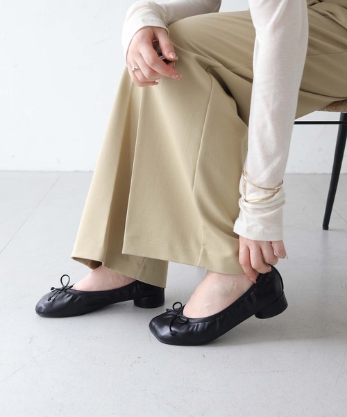 CLEIO（クレイオ）の「【CLEIO】スクエアトゥリボンパンプス（パンプス・レディース・シルバー/ブラック・22.5/23/23.5/24/24.5）」の2枚目の写真