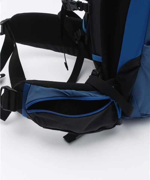 THE NORTH FACE（ザノースフェイス）の「THE NORTH FACE: 『TELLUS 25』（バックパック/リュック・メンズ・ブラック/レッド/ネイビー・ONE SIZE）」の15枚目の写真