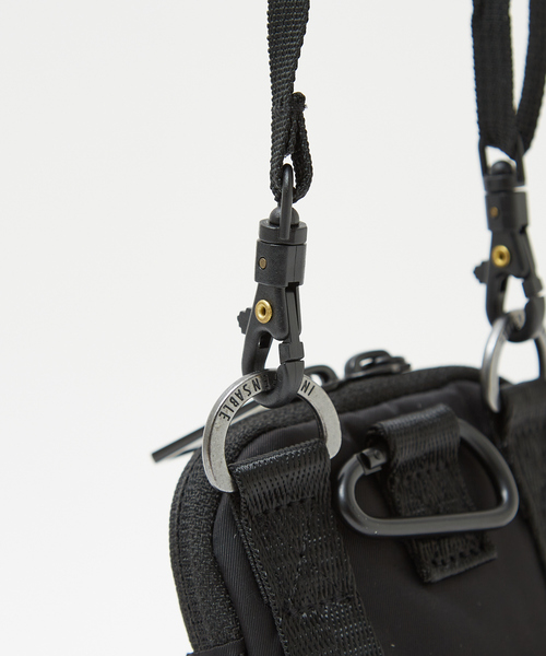 INDISPENSABLE （インディスペンサブル）の「【INDISPENSABLE / インディスペンサブル】NECKPOUCH CELL ECONYL/ネックポーチ/トラベルポーチ（ボディバッグ/ウエストポーチ・メンズ・ブラック・フリー）」の7枚目の写真