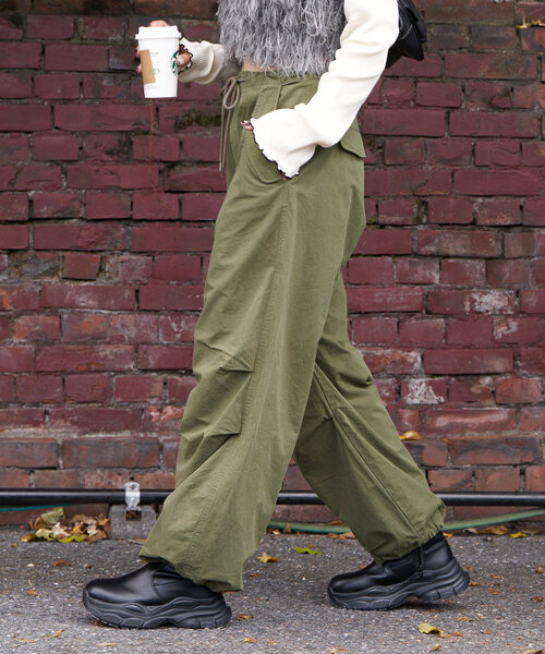 CIAOPANIC（チャオパニック）の「【UNESS/ユーネス】ワイドパラシュートパンツ（その他パンツ・レディース・カーキ・MEDIUM/SMALL）」の8枚目の写真