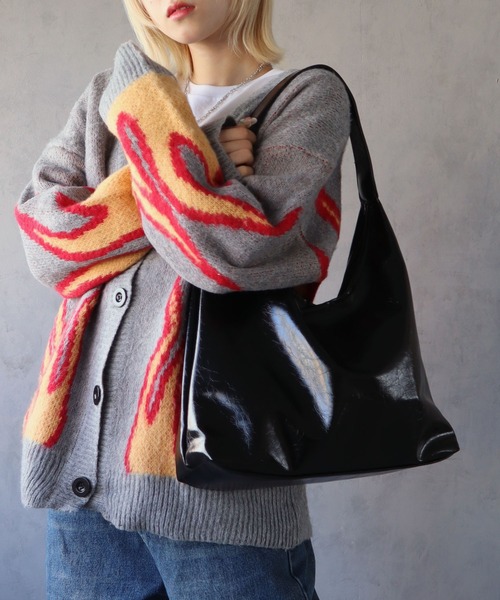 BARELY BLUE（ベアリーブルー）の「【 BARELY BLUE / ベアリーブルー 】ワンショルダー パテントレザー トートバッグ（トートバッグ・レディース・ブラック/ブラウン/ワインレッド・FREE）」の2枚目の写真