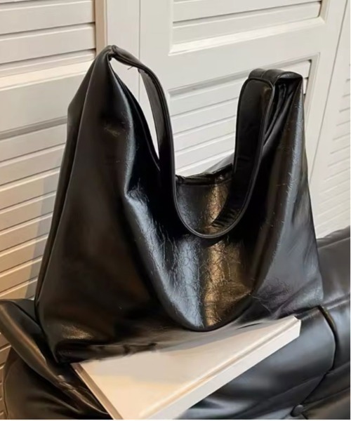 BARELY BLUE（ベアリーブルー）の「【 BARELY BLUE / ベアリーブルー 】ワンショルダー パテントレザー トートバッグ（トートバッグ・レディース・ブラック/ブラウン/ワインレッド・FREE）」の8枚目の写真