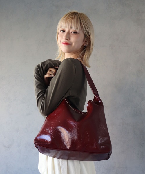 BARELY BLUE（ベアリーブルー）の「【 BARELY BLUE / ベアリーブルー 】ワンショルダー パテントレザー トートバッグ（トートバッグ・レディース・ブラック/ブラウン/ワインレッド・FREE）」の22枚目の写真