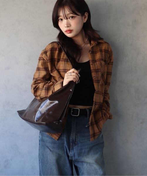 BARELY BLUE（ベアリーブルー）の「【 BARELY BLUE / ベアリーブルー 】ワンショルダー パテントレザー トートバッグ（トートバッグ・レディース・ブラック/ブラウン/ワインレッド・FREE）」の16枚目の写真