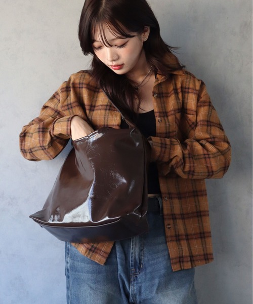 BARELY BLUE（ベアリーブルー）の「【 BARELY BLUE / ベアリーブルー 】ワンショルダー パテントレザー トートバッグ（トートバッグ・レディース・ブラック/ブラウン/ワインレッド・FREE）」の15枚目の写真