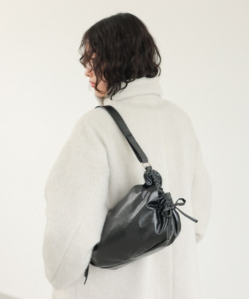 LEPSIM(レプシィム)の「リボンドロストショルダー 234666(ショルダーバッグ・レディース・ブラック/グレー・ONE SIZE)」の3枚目の写真