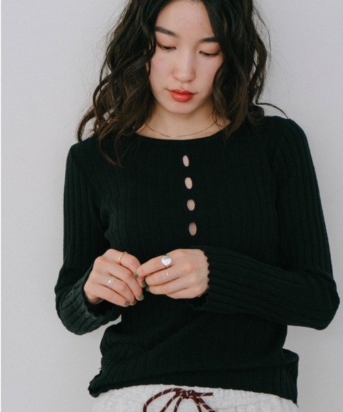 DRWCYS（ドロシーズ）の「アイレットリブニットトップス（ニット/セーター・レディース・ブラック/グレー・FREE）」の2枚目の写真