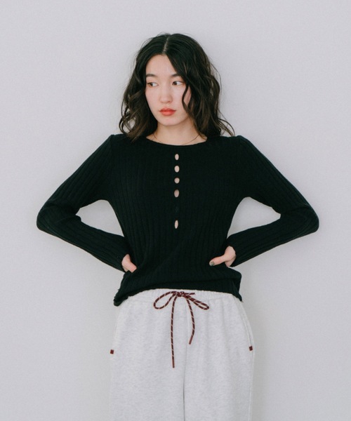 DRWCYS（ドロシーズ）の「アイレットリブニットトップス（ニット/セーター・レディース・ブラック/グレー・FREE）」の6枚目の写真