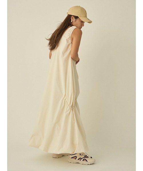 emmi(エミ)の「ギャザーフォルムワンピース(ワンピース・レディース・ブラック/ブルー/オフホワイト/グレー・0/1)」の21枚目の写真