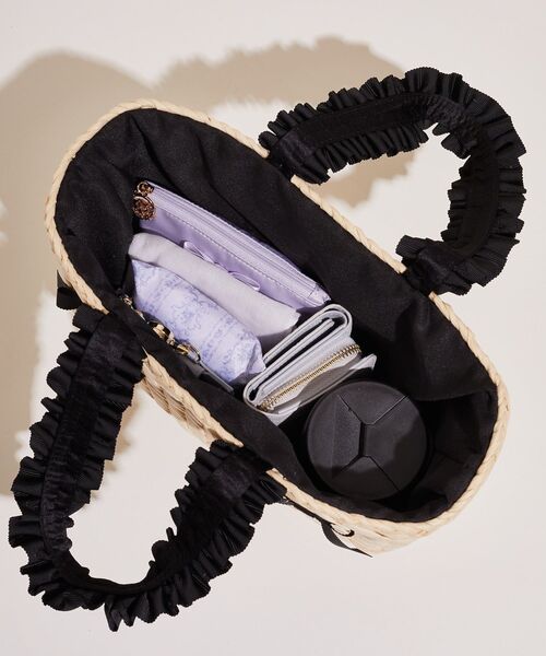 Maison de FLEUR（メゾンドフルール）の「フリルハンドルメイズリボンカゴバッグ（かごバッグ・レディース・ピンクベージュ/ブラック・FREE）」の4枚目の写真