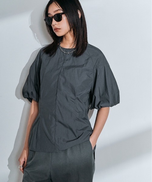 W:Huku(フーク)の「【UVカット:UPF50%+】撥水 パフスリーブ シャーリング ラッシュガード Tシャツ / 半袖 ハーフスリーブ(シャツ/ブラウス・レディース・オフホワイト/ブラック/チャコール・M/L)」の4枚目の写真