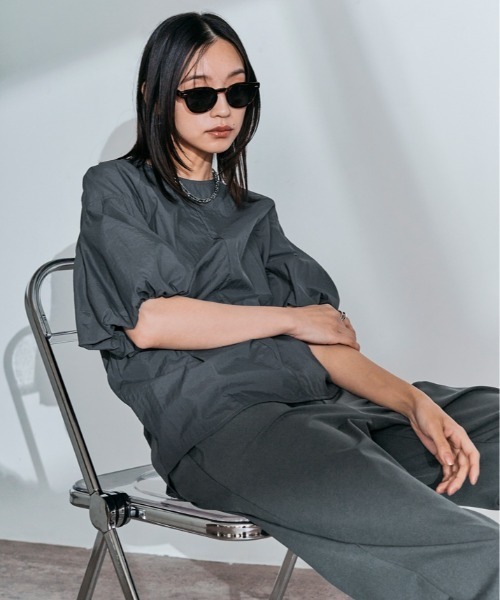 W:Huku(フーク)の「【UVカット:UPF50%+】撥水 パフスリーブ シャーリング ラッシュガード Tシャツ / 半袖 ハーフスリーブ(シャツ/ブラウス・レディース・オフホワイト/ブラック/チャコール・M/L)」の7枚目の写真