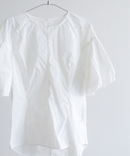 W:Huku(フーク)の「【UVカット:UPF50%+】撥水 パフスリーブ シャーリング ラッシュガード Tシャツ / 半袖 ハーフスリーブ(シャツ/ブラウス・レディース・オフホワイト/ブラック/チャコール・M/L)」の5枚目の写真