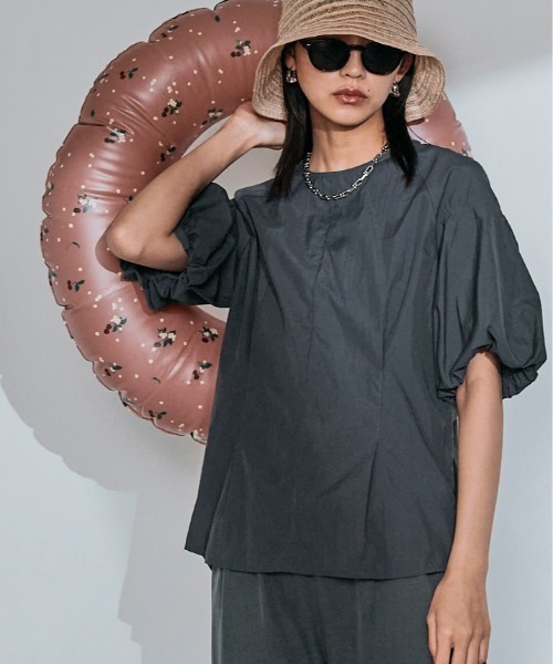 W:Huku(フーク)の「【UVカット:UPF50%+】撥水 パフスリーブ シャーリング ラッシュガード Tシャツ / 半袖 ハーフスリーブ(シャツ/ブラウス・レディース・オフホワイト/ブラック/チャコール・M/L)」の6枚目の写真