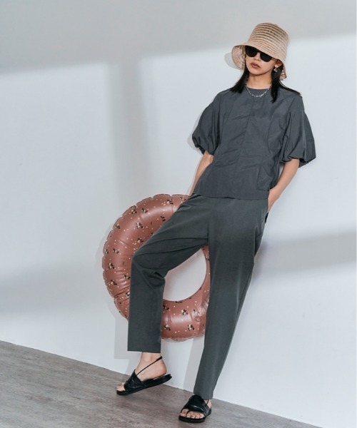 W:Huku(フーク)の「【UVカット:UPF50%+】撥水 パフスリーブ シャーリング ラッシュガード Tシャツ / 半袖 ハーフスリーブ(シャツ/ブラウス・レディース・オフホワイト/ブラック/チャコール・M/L)」の9枚目の写真