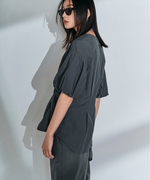 W:Huku(フーク)の「【UVカット:UPF50%+】撥水 パフスリーブ シャーリング ラッシュガード Tシャツ / 半袖 ハーフスリーブ(シャツ/ブラウス・レディース・オフホワイト/ブラック/チャコール・M/L)」の12枚目の写真