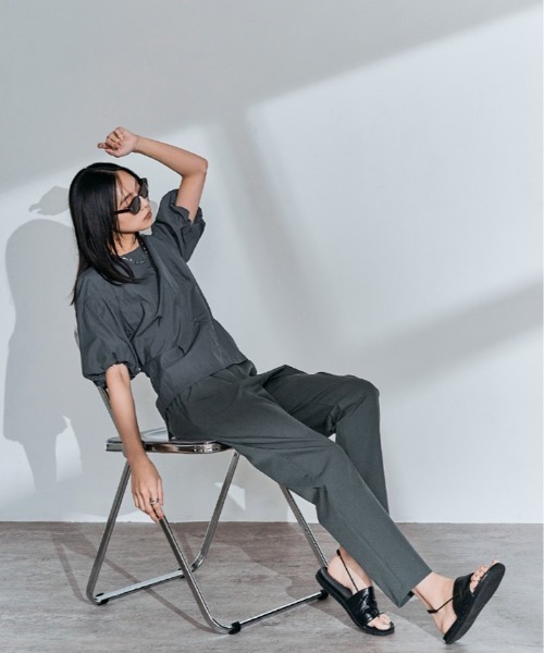 W:Huku(フーク)の「【UVカット:UPF50%+】撥水 パフスリーブ シャーリング ラッシュガード Tシャツ / 半袖 ハーフスリーブ(シャツ/ブラウス・レディース・オフホワイト/ブラック/チャコール・M/L)」の13枚目の写真