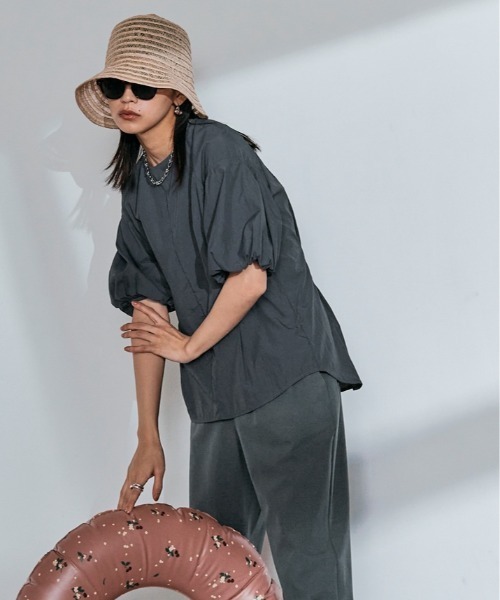 W:Huku(フーク)の「【UVカット:UPF50%+】撥水 パフスリーブ シャーリング ラッシュガード Tシャツ / 半袖 ハーフスリーブ(シャツ/ブラウス・レディース・オフホワイト/ブラック/チャコール・M/L)」の14枚目の写真