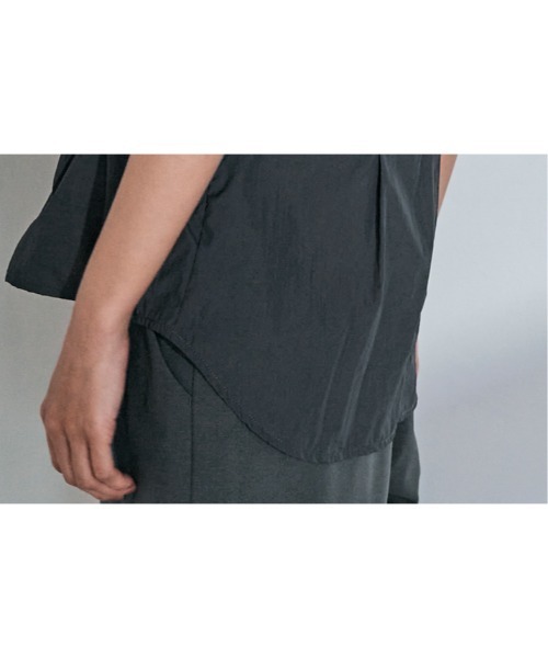 W:Huku(フーク)の「【UVカット:UPF50%+】撥水 パフスリーブ シャーリング ラッシュガード Tシャツ / 半袖 ハーフスリーブ(シャツ/ブラウス・レディース・オフホワイト/ブラック/チャコール・M/L)」の16枚目の写真