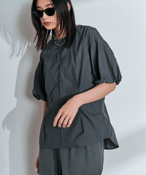 W:Huku(フーク)の「【UVカット:UPF50%+】撥水 パフスリーブ シャーリング ラッシュガード Tシャツ / 半袖 ハーフスリーブ(シャツ/ブラウス・レディース・オフホワイト/ブラック/チャコール・M/L)」の17枚目の写真