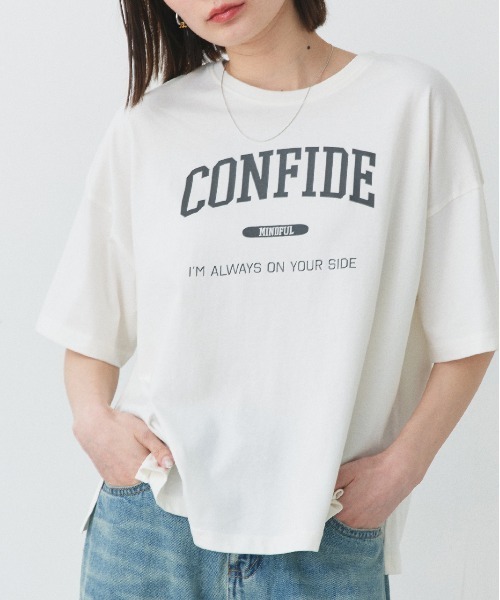 ad thie(アドティエ)の「CONFIDE カレッジロゴプリント 半袖Tシャツ(Tシャツ/カットソー・レディース・ブルーグレー/グレー系/ホワイト×グレー/ピンク/ブラウン/グリーン系/モカ・FREE)」の2枚目の写真