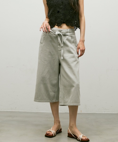 Lutim by u（ルチバイユー）の「Denim cropped pants/デニムクロップドパンツ（デニムパンツ・レディース・ホワイト/グレー・MEDIUM）」の2枚目の写真