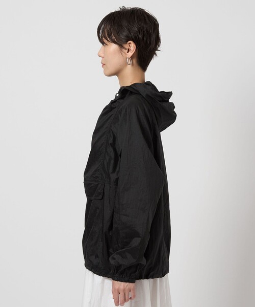 green label relaxing(グリーンレーベルリラクシング)の「<MFG>シアー アノラック パーカー -撥水-(マウンテンパーカー・レディース・ブラック/ナチュラル・FREE)」の11枚目の写真
