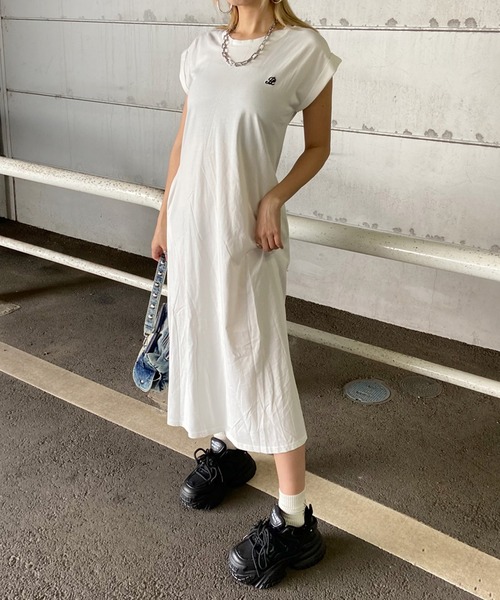 non-hedge(ノンヘッジ)の「ロゴ刺繍Tロングワンピース(ワンピース・レディース・オフホワイト/グレー/ブラック・FREE)」の1枚目の写真