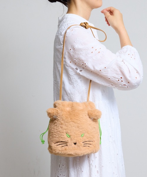 COMMON WARE(コモンウェアー)の「EM : 猫 秋冬 ファー|ハルキャット巾着ショルダー(ショルダーバッグ・レディース・アイボリー/ブラック/グレー/キャメル・FREE)」の1枚目の写真