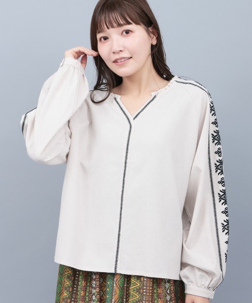 チチカカ(チチカカ)の「キカ刺繍スキッパーブラウス(シャツ/ブラウス・レディース・オレンジ/ブラック/ホワイト・FREE)」の1枚目の写真
