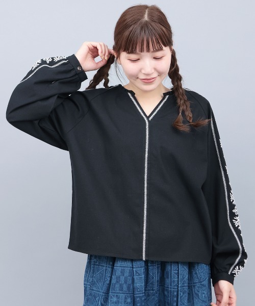 チチカカ(チチカカ)の「キカ刺繍スキッパーブラウス(シャツ/ブラウス・レディース・オレンジ/ブラック/ホワイト・FREE)」の2枚目の写真