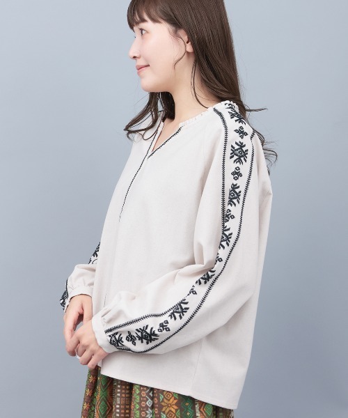 チチカカ(チチカカ)の「キカ刺繍スキッパーブラウス(シャツ/ブラウス・レディース・オレンジ/ブラック/ホワイト・FREE)」の5枚目の写真