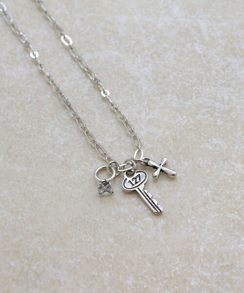 fredy emue（フレディエミュ）の「3モチーフプチネックレス（ネックレス・レディース・シルバー/ゴールド・FREE）」の4枚目の写真