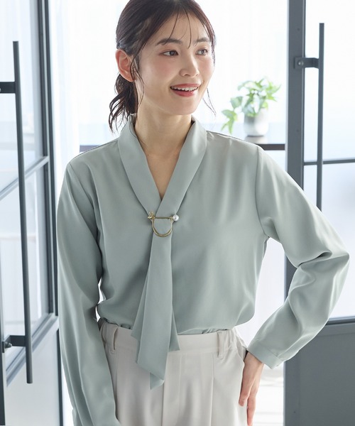 Honeys（ハニーズ）の「【WEB限定／褒められ】パールリング付きボウタイブラウス（シャツ/ブラウス・レディース・ピンク/グレイッシュブルー/グレイッシュベージュ/ブラック/アイボリー/スモーキーグリーン系/ネイビー・LL/3L/S/M/L）」の4枚目の写真