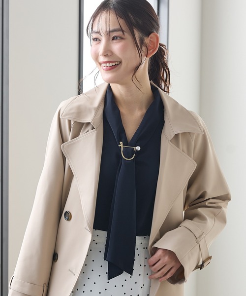 Honeys（ハニーズ）の「【WEB限定／褒められ】パールリング付きボウタイブラウス（シャツ/ブラウス・レディース・ピンク/グレイッシュブルー/グレイッシュベージュ/ブラック/アイボリー/スモーキーグリーン系/ネイビー・LL/3L/S/M/L）」の5枚目の写真