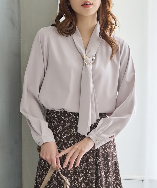 Honeys（ハニーズ）の「【WEB限定／褒められ】パールリング付きボウタイブラウス（シャツ/ブラウス・レディース・ピンク/グレイッシュブルー/グレイッシュベージュ/ブラック/アイボリー・LL/3L/S/M/L）」の4枚目の写真