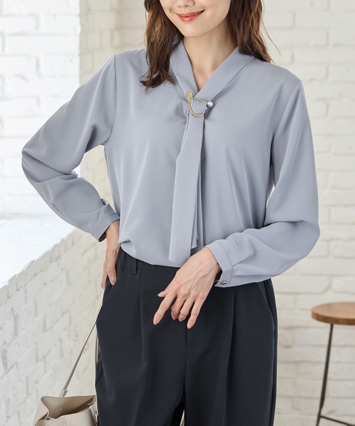 Honeys（ハニーズ）の「【WEB限定／褒められ】パールリング付きボウタイブラウス（シャツ/ブラウス・レディース・ピンク/グレイッシュブルー/グレイッシュベージュ/ブラック/アイボリー・LL/3L/S/M/L）」の5枚目の写真