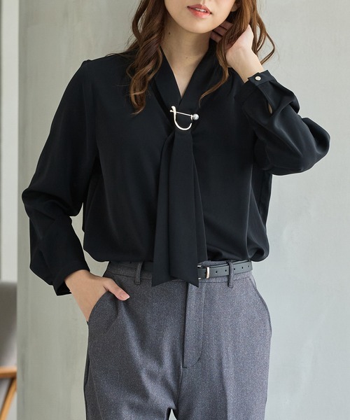 Honeys（ハニーズ）の「【WEB限定／褒められ】パールリング付きボウタイブラウス（シャツ/ブラウス・レディース・ピンク/グレイッシュブルー/グレイッシュベージュ/ブラック/アイボリー・LL/3L/S/M/L）」の3枚目の写真