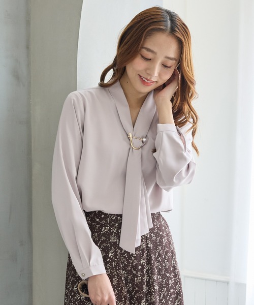 Honeys（ハニーズ）の「【WEB限定／褒められ】パールリング付きボウタイブラウス（シャツ/ブラウス・レディース・ピンク/グレイッシュブルー/グレイッシュベージュ/ブラック/アイボリー・LL/3L/S/M/L）」の22枚目の写真