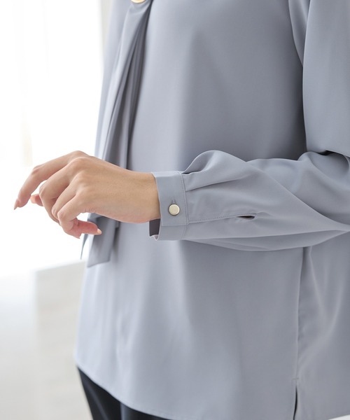 Honeys（ハニーズ）の「【WEB限定／褒められ】パールリング付きボウタイブラウス（シャツ/ブラウス・レディース・ピンク/グレイッシュブルー/グレイッシュベージュ/ブラック/アイボリー・LL/3L/S/M/L）」の10枚目の写真