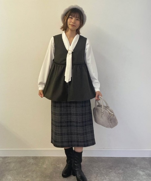 Honeys（ハニーズ）の「【WEB限定／褒められ】パールリング付きボウタイブラウス（シャツ/ブラウス・レディース・ピンク/グレイッシュブルー/グレイッシュベージュ/ブラック/アイボリー・LL/3L/S/M/L）」の6枚目の写真