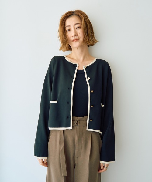 YECCA VECCA（イェッカヴェッカ）の「金釦トリミングジャケットライクカーディガン（カーディガン/ボレロ・レディース・ブラック/アイボリー/ダークベージュ・FREE）」の4枚目の写真