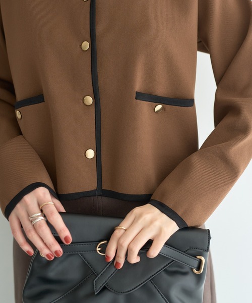 YECCA VECCA（イェッカヴェッカ）の「金釦トリミングジャケットライクカーディガン（カーディガン/ボレロ・レディース・ブラック/アイボリー/ダークベージュ・FREE）」の16枚目の写真