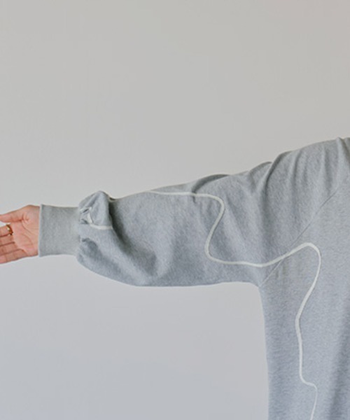 HUG.U(ハグユー)の「パフスリーブ刺繍ロンT(スウェット・レディース・ライトグレー/ブラック・FREE)」の15枚目の写真