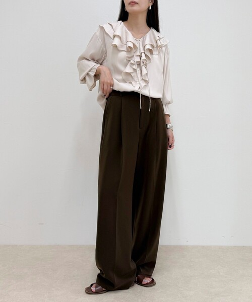 fredy emue(フレディエミュ)の「ボリュームフリル前開きブラウス(シャツ/ブラウス・レディース・アイボリー/グレイッシュブルー/チャコールグレー・38)」の4枚目の写真