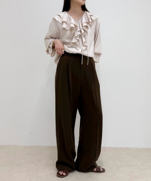 fredy emue(フレディエミュ)の「ボリュームフリル前開きブラウス(シャツ/ブラウス・レディース・アイボリー/グレイッシュブルー/チャコールグレー・38)」の5枚目の写真