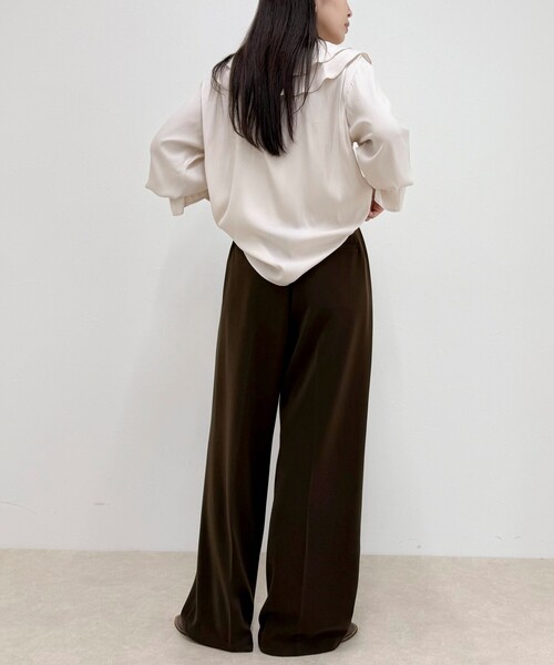 fredy emue(フレディエミュ)の「ボリュームフリル前開きブラウス(シャツ/ブラウス・レディース・アイボリー/グレイッシュブルー/チャコールグレー・38)」の6枚目の写真