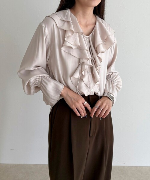 fredy emue(フレディエミュ)の「ボリュームフリル前開きブラウス(シャツ/ブラウス・レディース・アイボリー/グレイッシュブルー/チャコールグレー・38)」の8枚目の写真